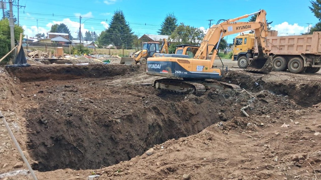Excavadora Hyundai en excavación de terreno