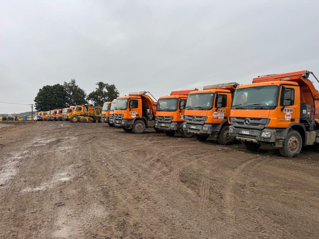 Flota de camiones Mercedes-Benz en faena