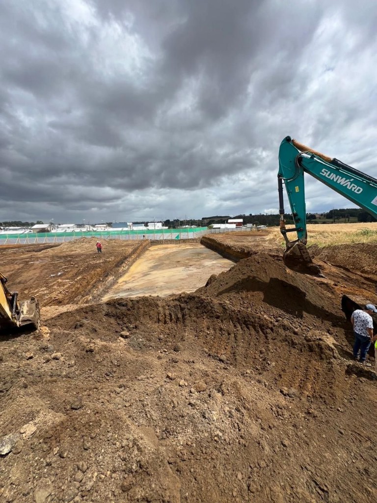 Motoniveladora en terreno rural